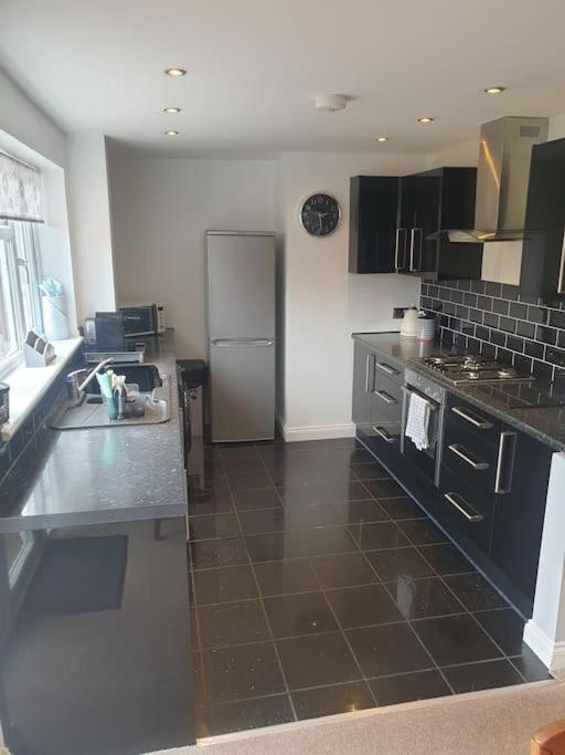 Coates Road-Spacious 4 bed home-near RD&E-parking photo 5