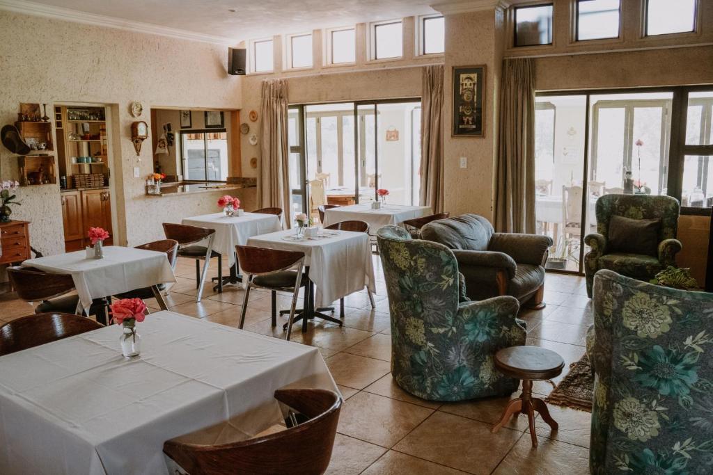 화이트 린넨 게스트하우스의 아늑한 실내 공간 또는 조식 장면