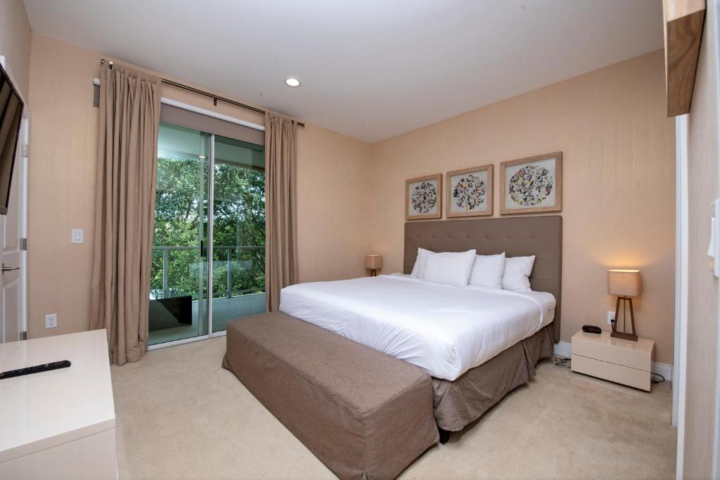 Amazing 3BD home with Elevator and BBQ near Disney, Orlando