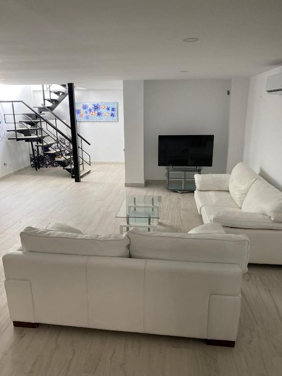 New - MiJa basement Loft Apartment steps from Beach - perfect for Sun and Sport Seekers, Marbella