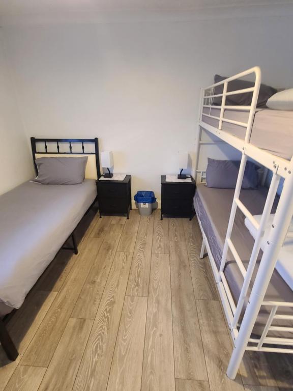 QUICK STOP-GATWICK STAY, Triple room, Ifield