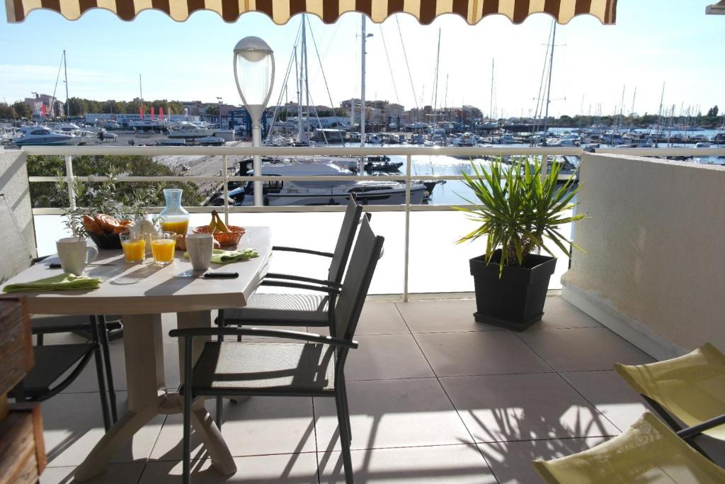 Vue dégagée et terrasse, studio 4 pers, piscine, parking, entre port et plage - 1