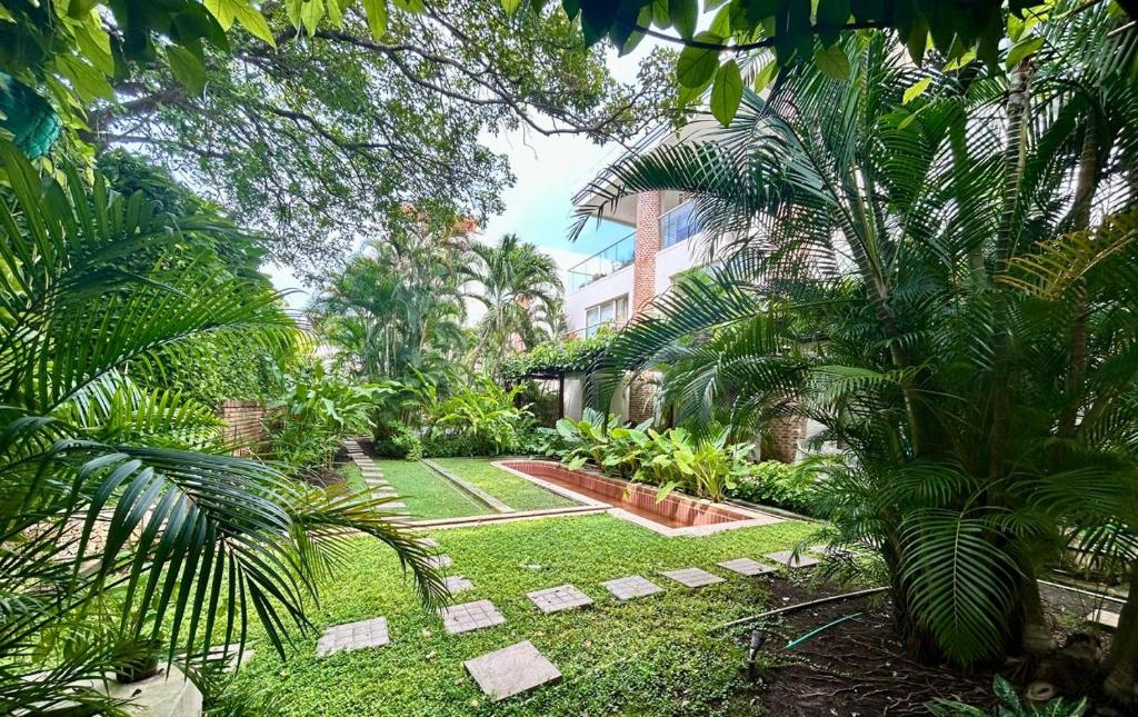 Walled City apt- Rooftop Pool & Private Garden, Cartagena