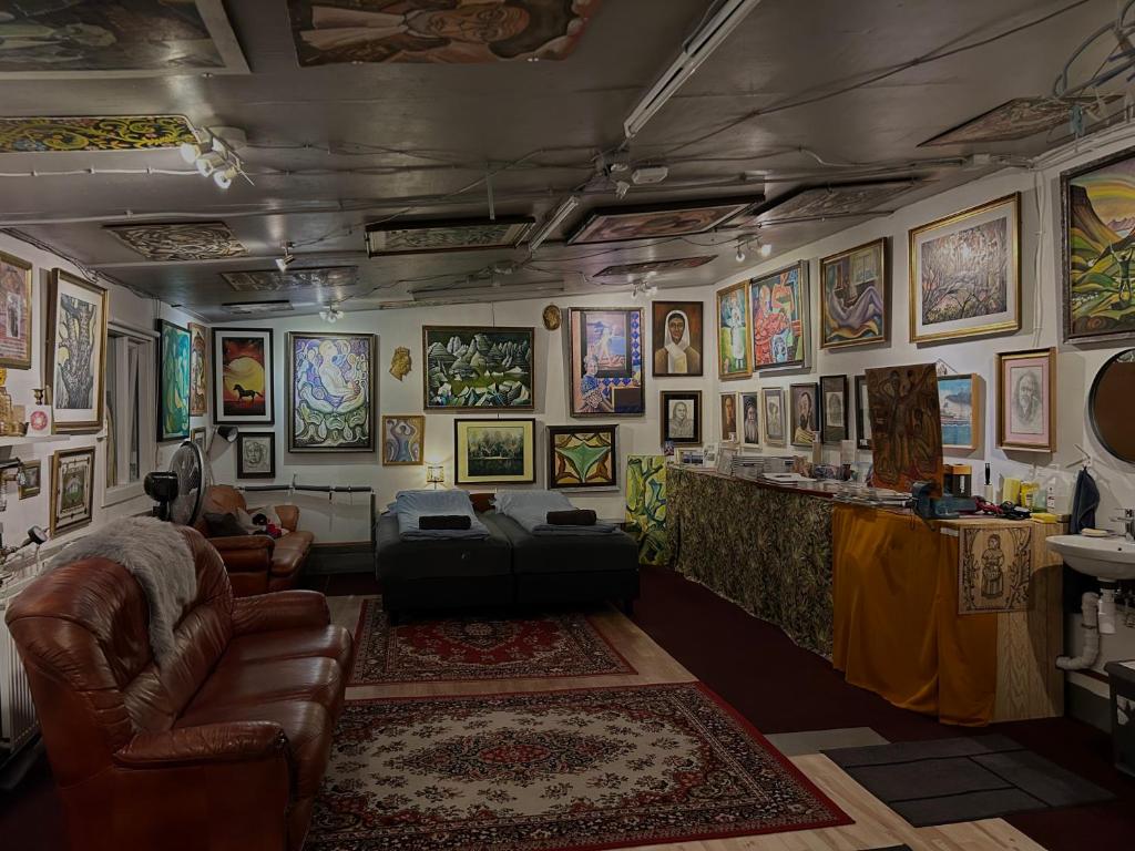Brimarsbrú sleep inn-art Gallery, Njarðvík