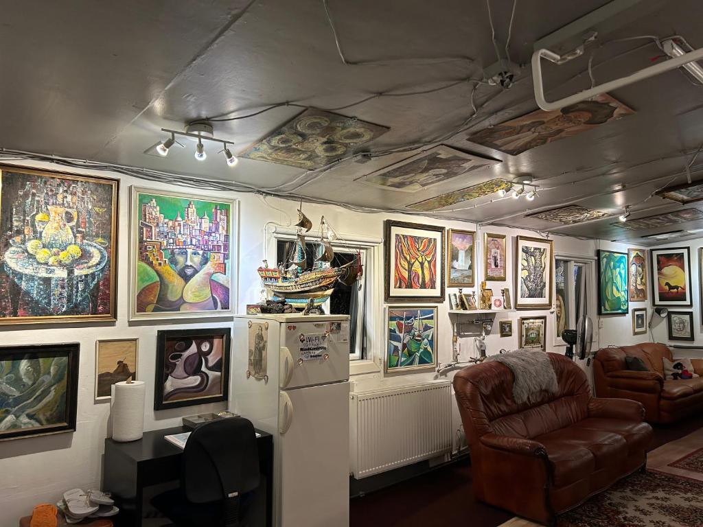 Brimarsbru sleep inn-art Gallery