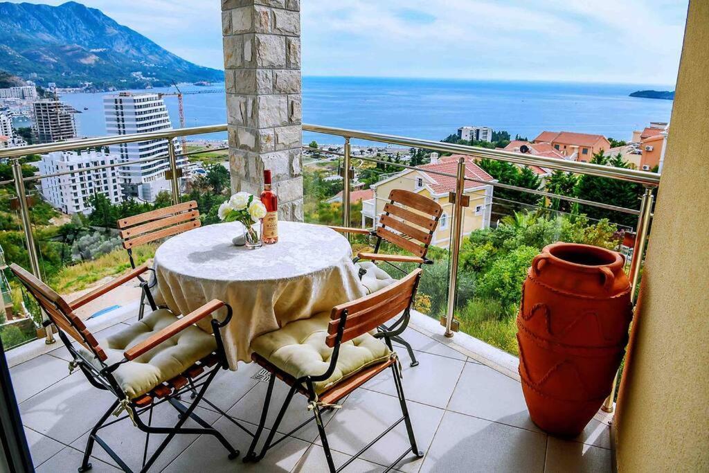 Super Cute Home With Sea & Montain View, Pool, Sauna, HotTube, Steaming, Gym, Garden and More, Budva