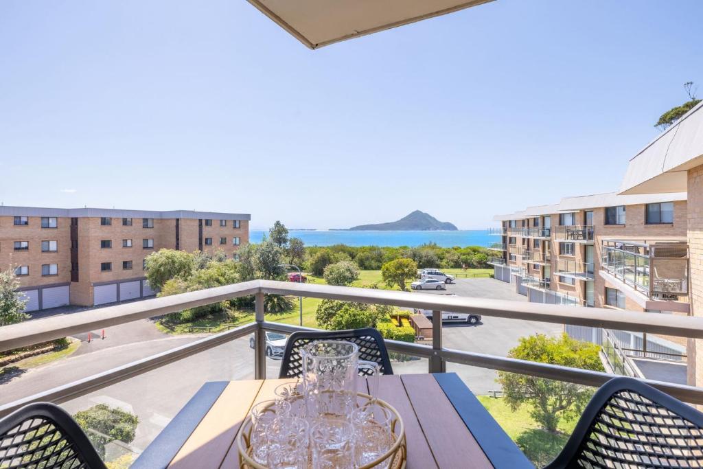 Commodore 6, 6 Intrepid Cl - water views, Air Con, Wi-Fi, Nelson Bay