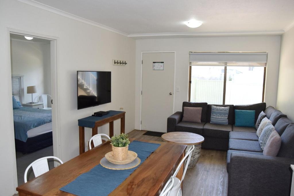 Dunbar Court Unit 3 - Bring your own linen, South West Rocks