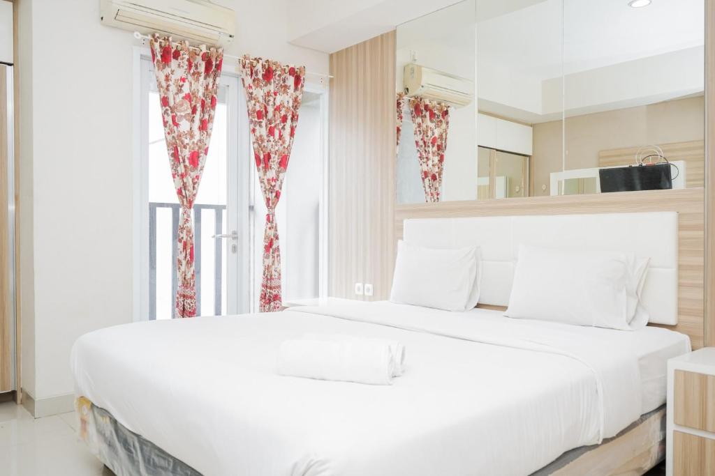 Simply Strategic and Comfy Studio Paramount Skyline Apartment By Travelio, Tangerang