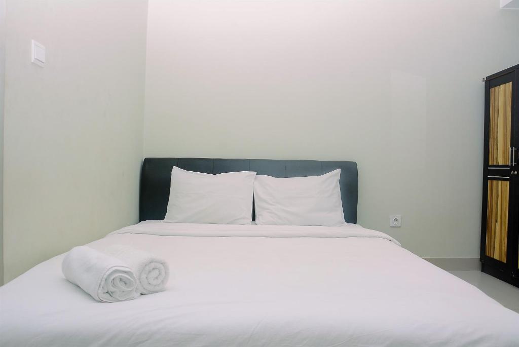 Fully Furnished with Comfortable Design Studio Springlake Summarecon Apartment By Travelio, Bekasi