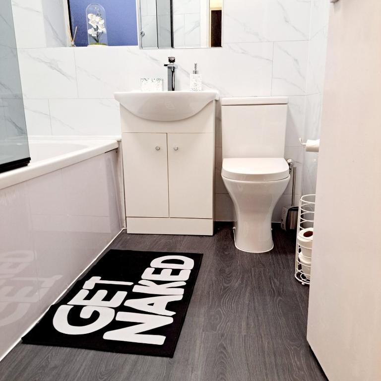 2 Bedroom House in Leeds - Sleeps 5 WiFi Parking, Лидс