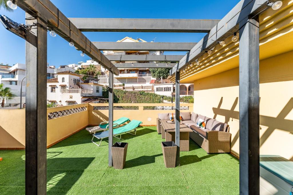 MalagaSuite Beautiful Pool & Parking, Torremolinos