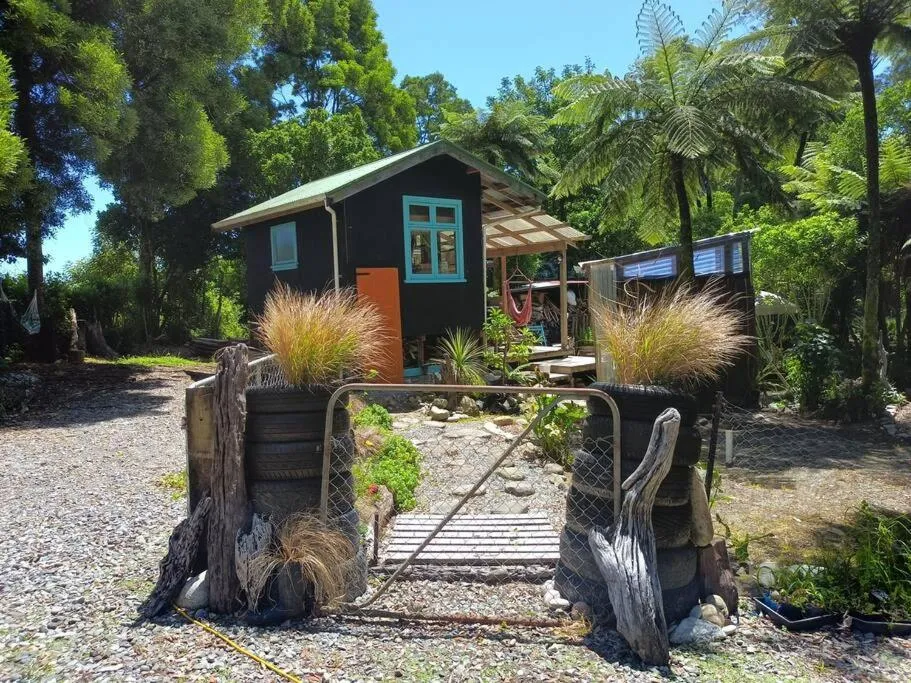 Gumboot Paradise Eco Stay, hotel in Barrytown