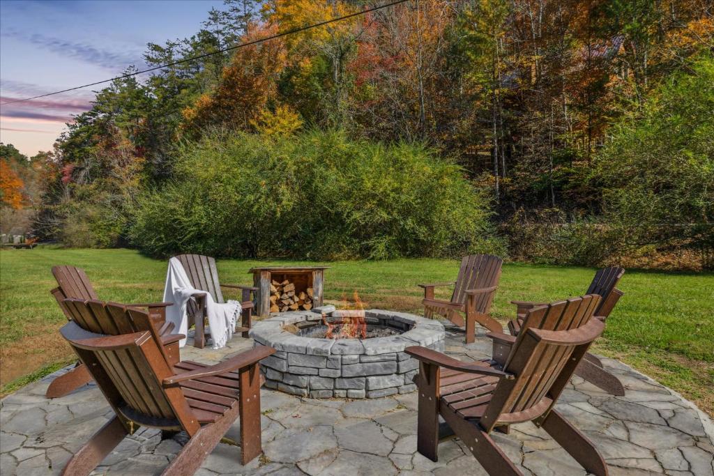 10 minutes to Parkway, BunkBeds, Hot Tub, Firepit - Hidden Bear, Starkeytown