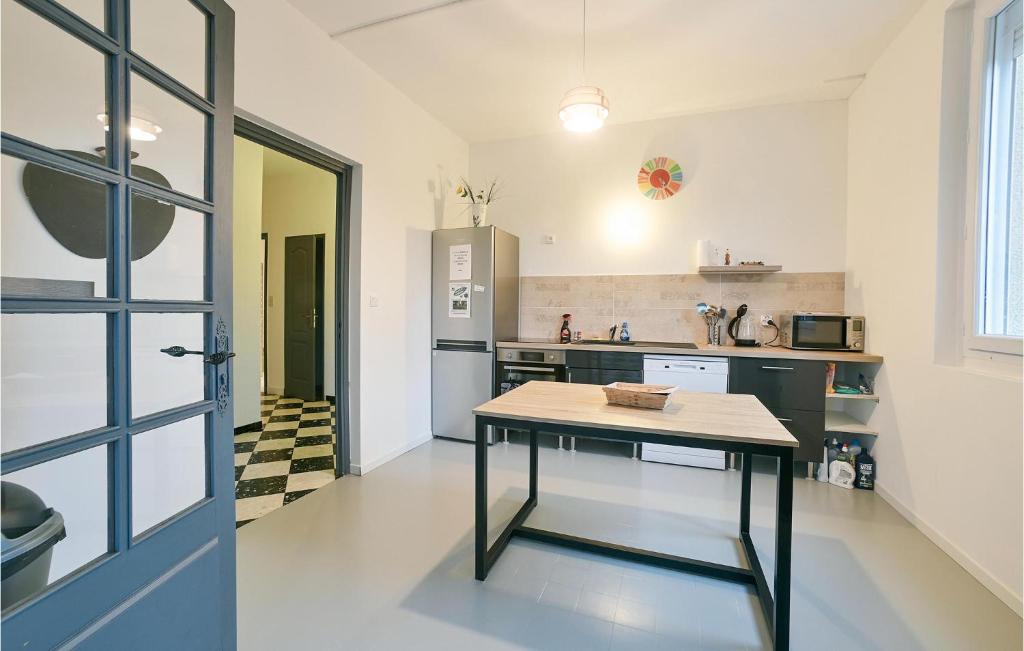 2 Bedroom Awesome Apartment In Vallon Pont Darc - 5