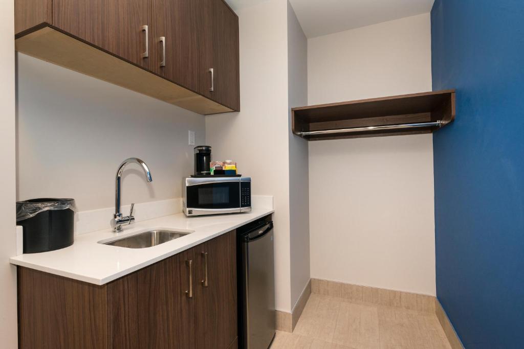 Facilities, Holiday Inn Express & Suites Victoria-Colwood By IHG in Victoria (BC)