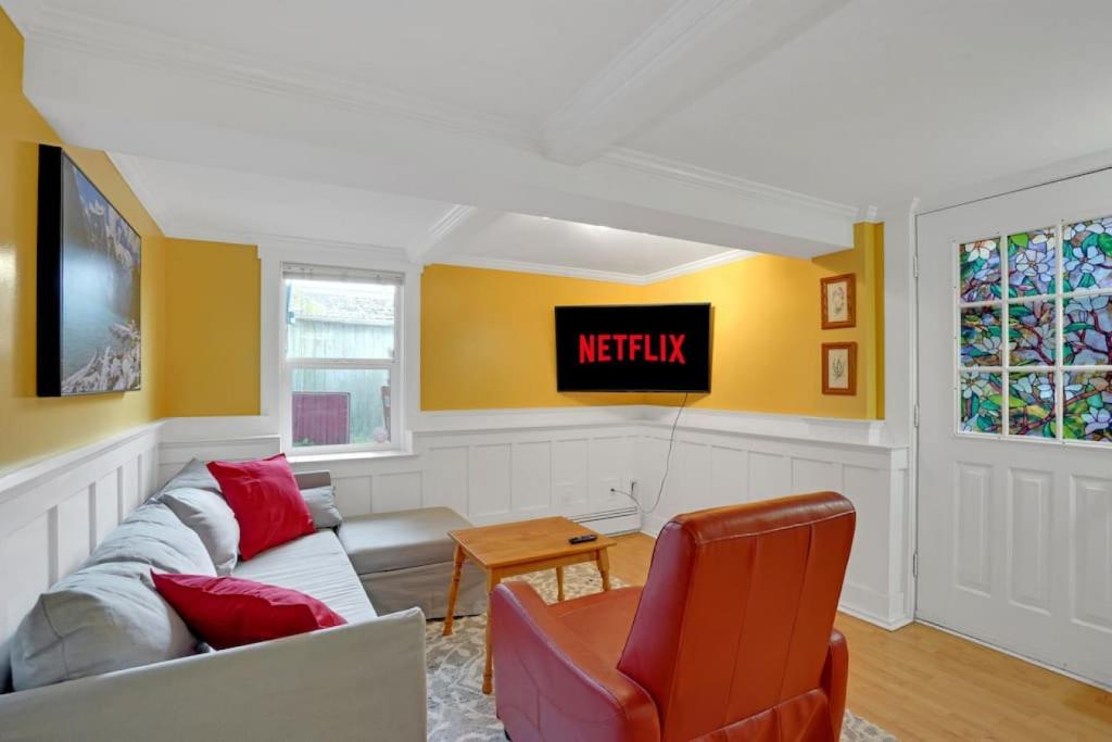 Artsy Private Guest Suite with Outdoor Saloon, Vancouver