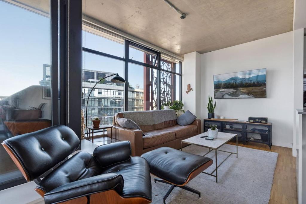 The W, Modernized 2 bedroom Downtown Highrise, Vancouver