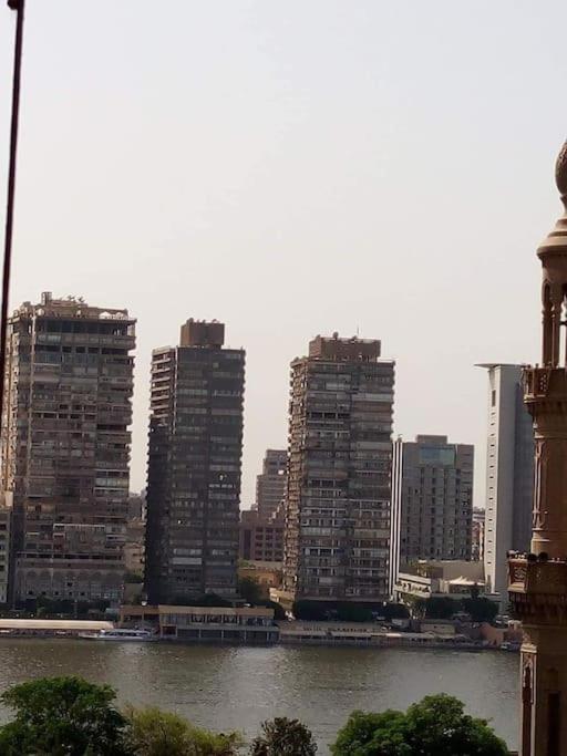 center of Cairo, Nile view, front of medical college, Káhira