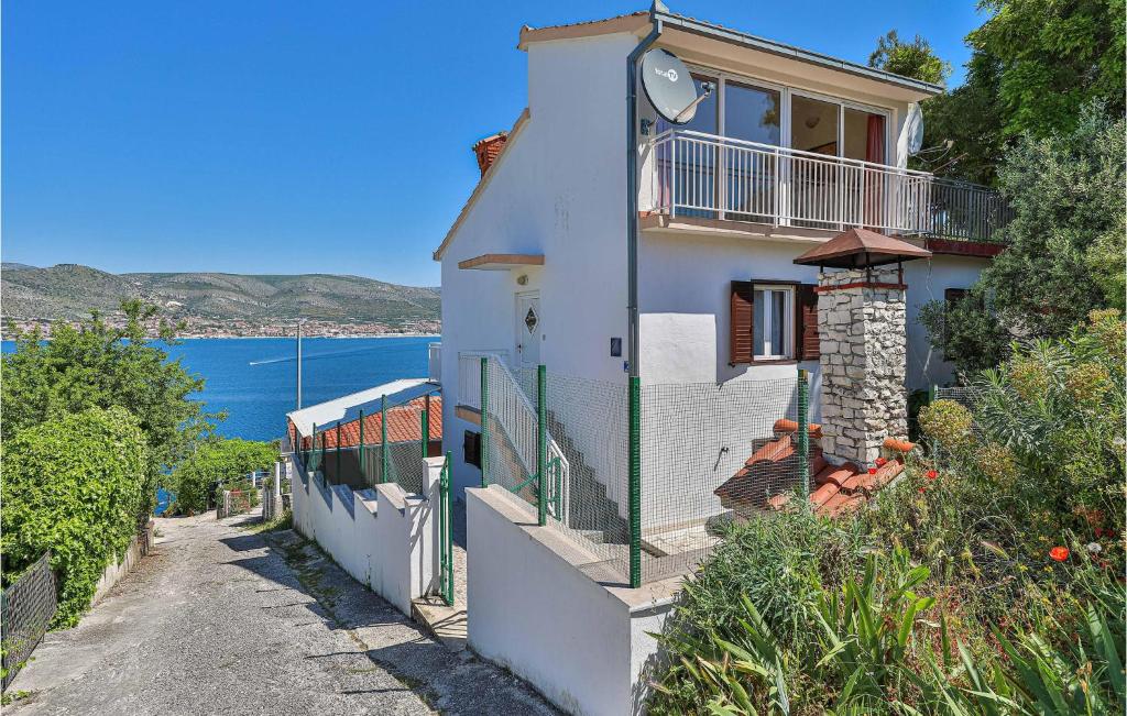 Beautiful Home In Okrug Donji With Wifi, Okrug Donji