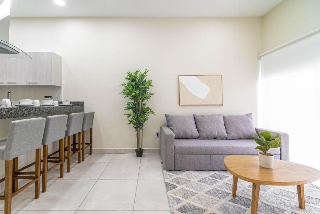 2 BD Suite with Balcony, Gym, Rooftop Pool, Hot Tub - 4