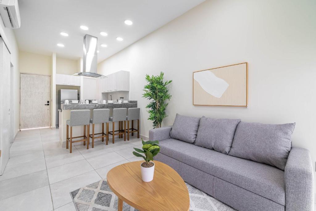 2 BD Suite with Balcony, Gym, Rooftop Pool, Hot Tub - 2