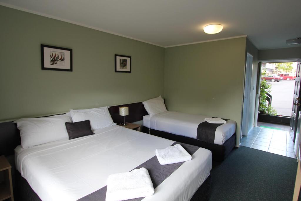 Motel 80 photo