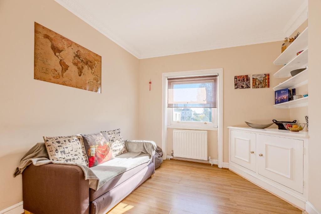 Central comfy 1BR flat, 5 minutes Chalk Farm tube, Londýn