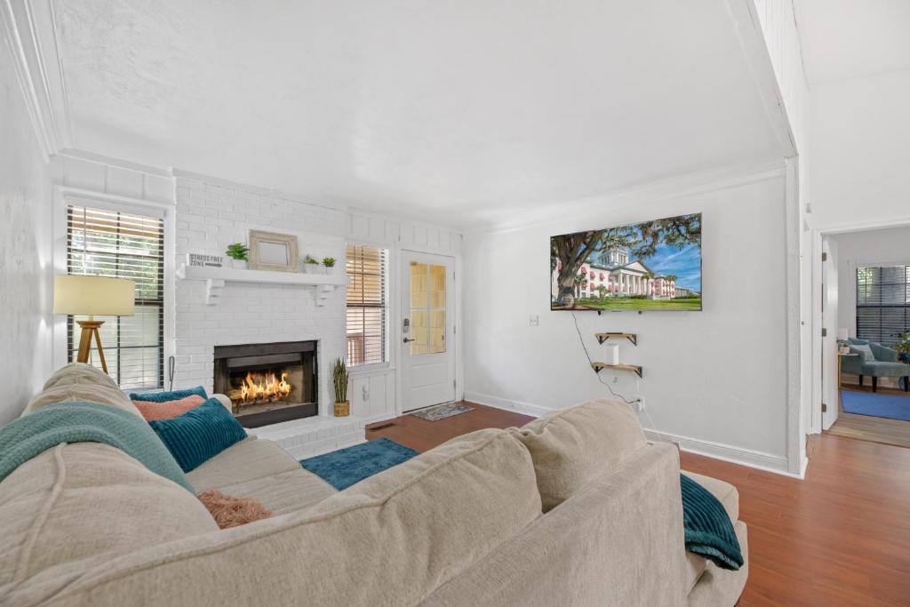 Charming 4BD with BBQ & Backyard - Near FSU, A&M, Tallahassee