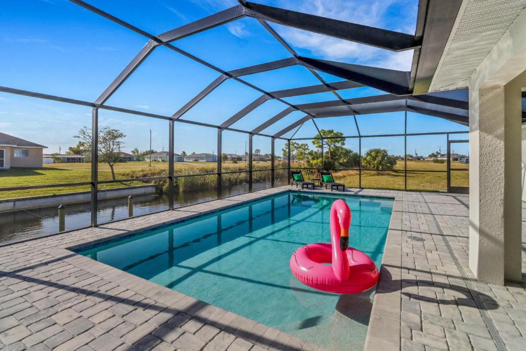 New Construction With heated Pool and Pier! Great for 2 Families!, Cape Coral