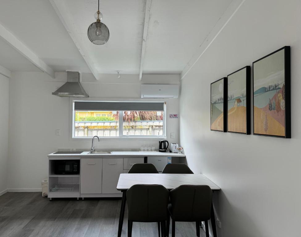 Kitchen, Rainbow Motel in Tauranga