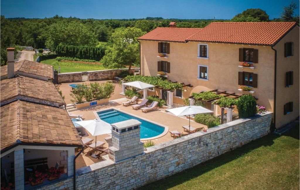 Cozy Home In Tinjan With Wifi, Tinjan