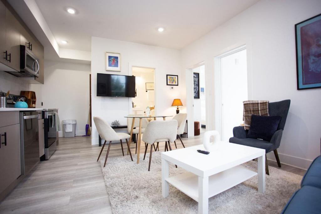 It's a Corner unit with cool City Skyline views!, Washington