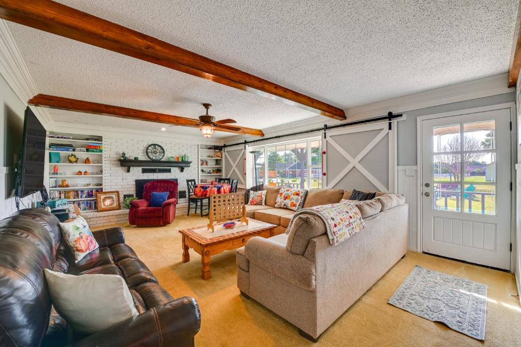 Walk to Lake Texoma Family-Friendly Retreat! 전경