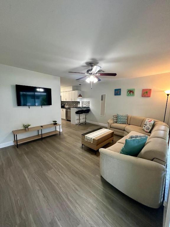 2 min walk to beach with free parking at Lauderdale 21-3, Fort Lauderdale