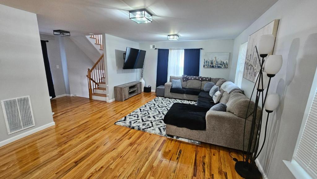 NYC & Downtown Newark Commuter Dream Stay, Newark