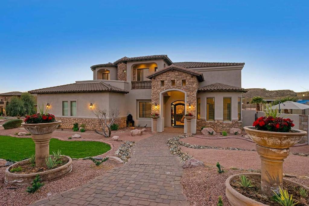 The Sanctuary - 6BR Home, Mesa