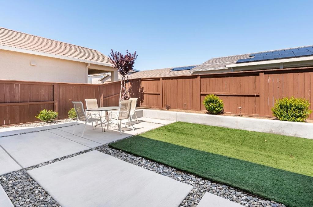 fresh, roomy airport & Uc close, Woodland