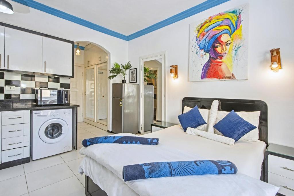 Rare 2BD Marina Hotspot With Pool, Fast Free WIFI & Balcony - 2 Kitchens & 2 Bathrooms - Western Standards - Sheraton Plaza 414-415, Hurghada