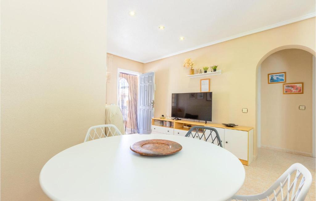 2 Bedroom Lovely Apartment In Torrevieja - 5