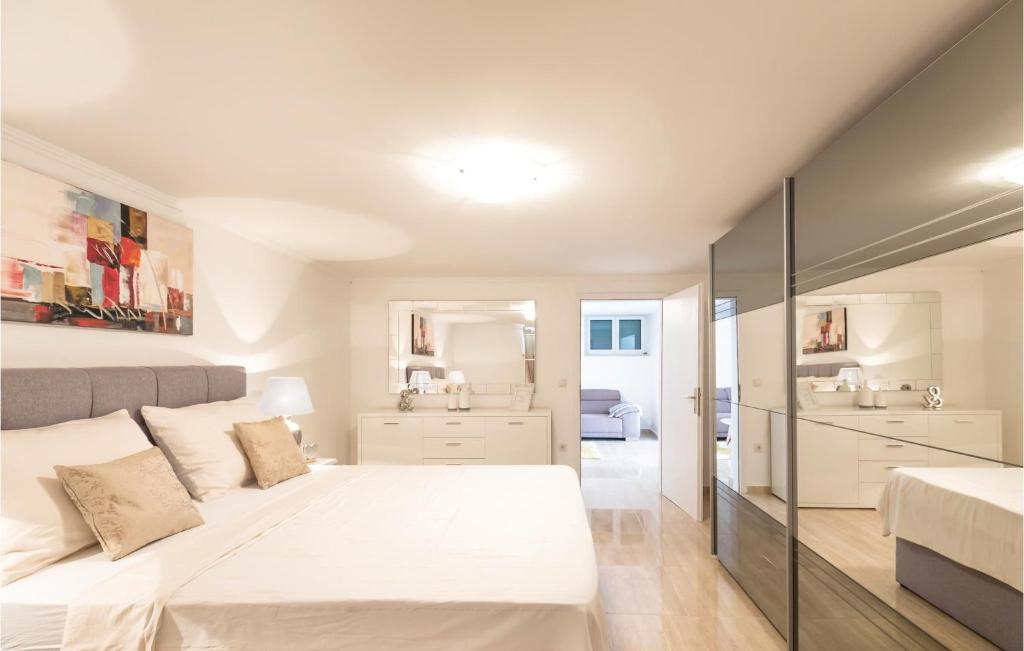 Stunning Home In Kamenmost With Sauna 전경