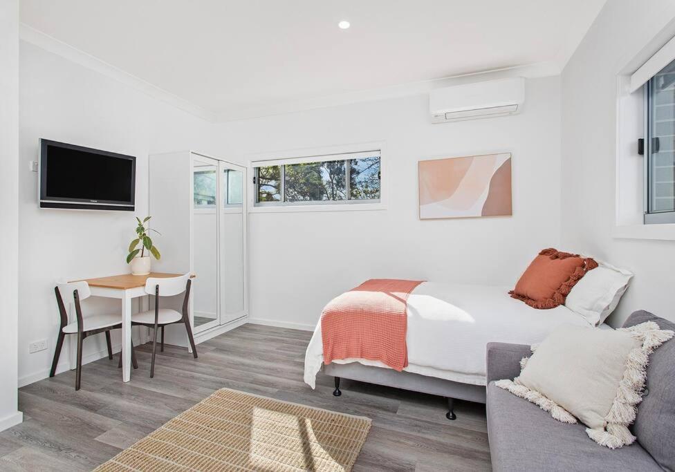 Sip and Dip - Woonona, Woonona