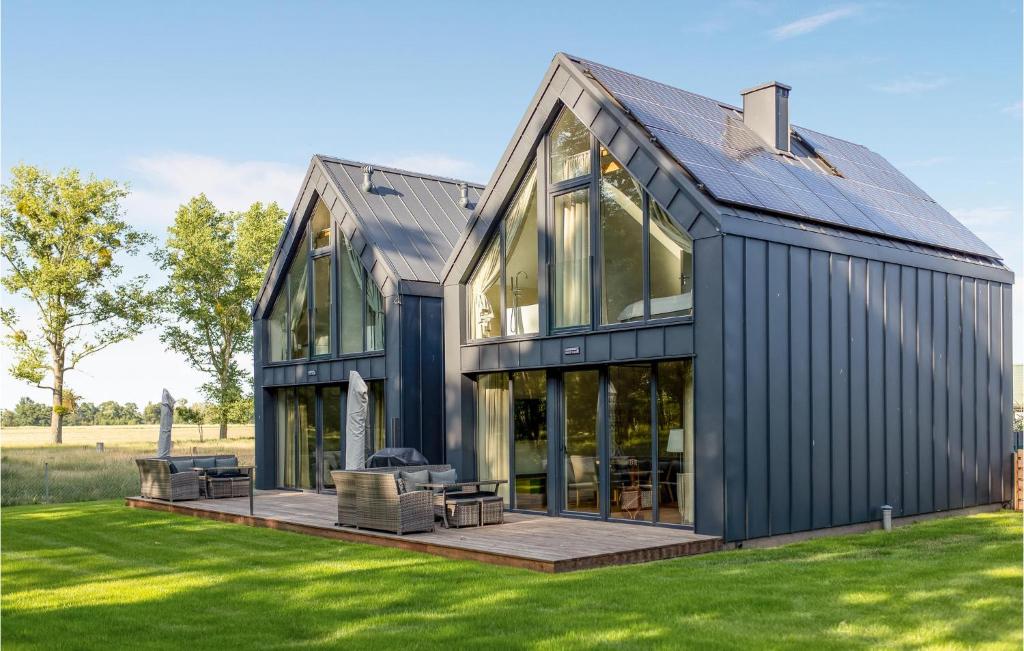 Cozy Home In Czarnocin With Lake View, Czarnocin