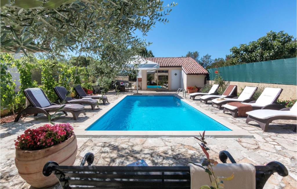 Lovely Apartment In Pula With Wifi, Pula