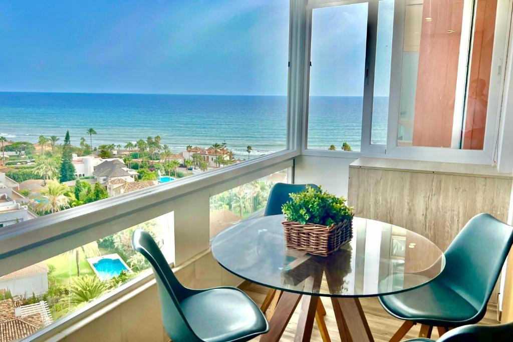 MARBELLA BEACHFRONT- Apartamento junto a la playa y con impresionantes vistas al mar - 2
