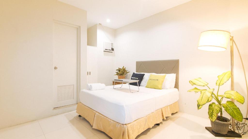 UrbanView at Lacson Street Bacolod City by RedDoorz, Bacolod