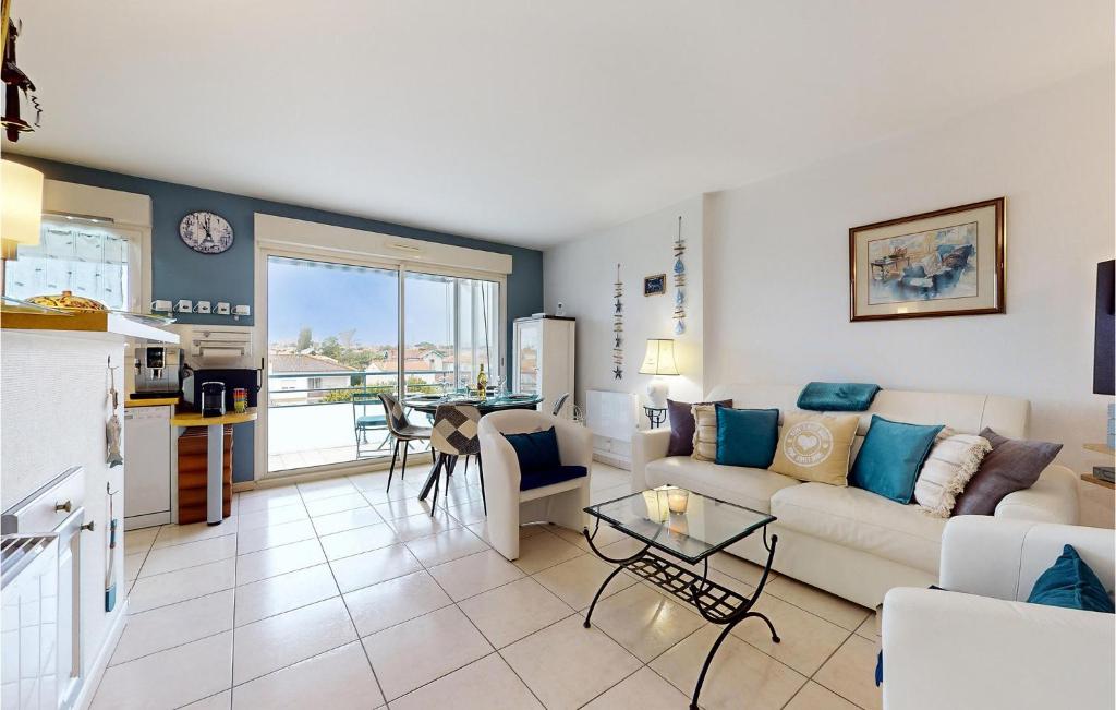 1 Bedroom Stunning Apartment In Royan - 3