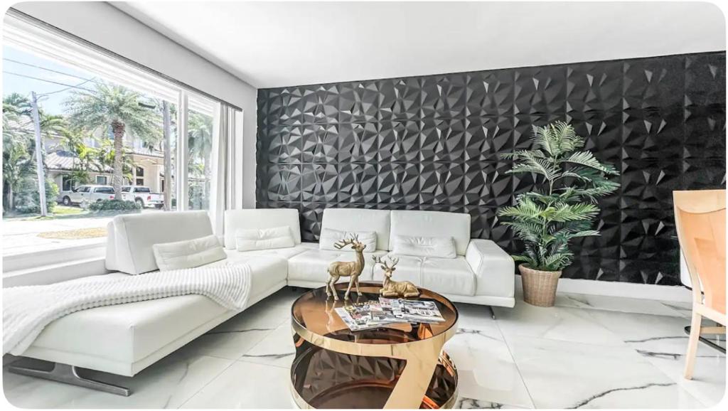 Amazing Home w Heated Pool 8 mins to the Beach, Lighthouse Point