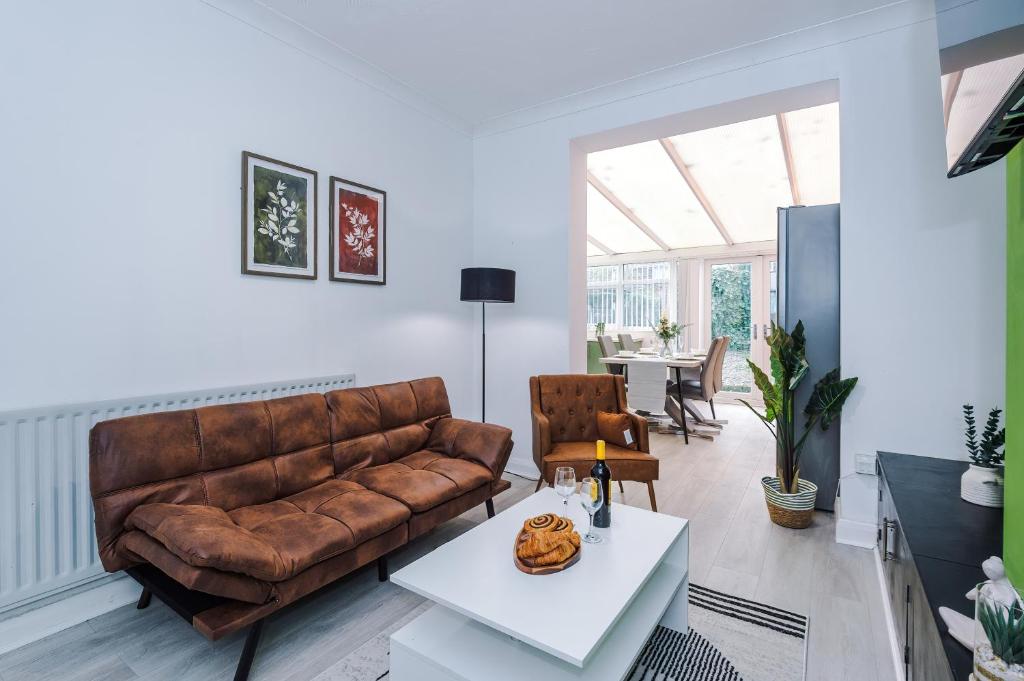 The Lyme Escape - Cosy & Spacious 3-Bed by Parydise Properties - Free Parking Included, Longport