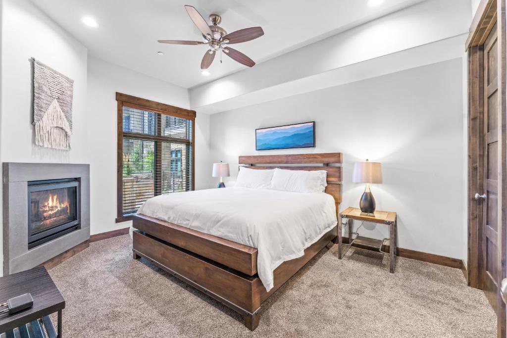 Views, Luxury 2 BR - Walk to Ski Lift, Gourmet Kitchen, Heated Pool!, Park City